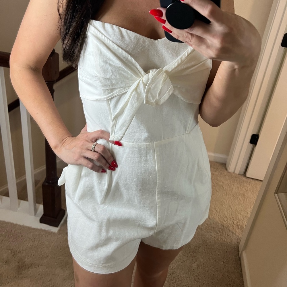 Vestique white romper. Super comfortable and perfect for summer. Size M.